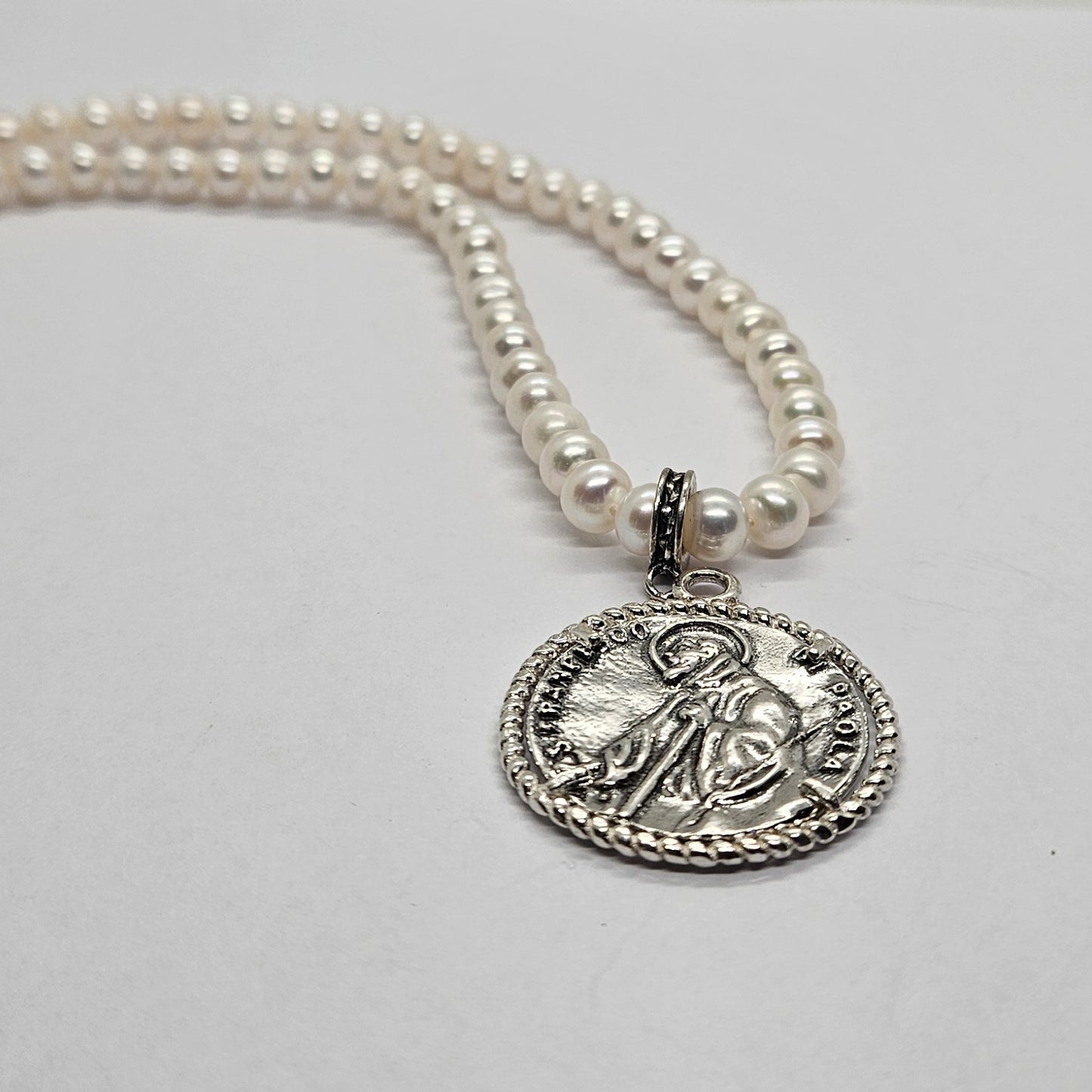 Collana perle con San Francesco di Paola - CO.PP.SF Amanthia Castone Bianco