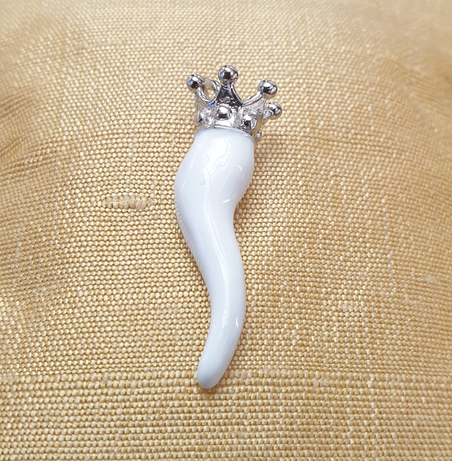 Bracciale corallo con cornetto smaltato bianco e argento - BRCOCOBIA.DOR Amanthia Argento bianco
