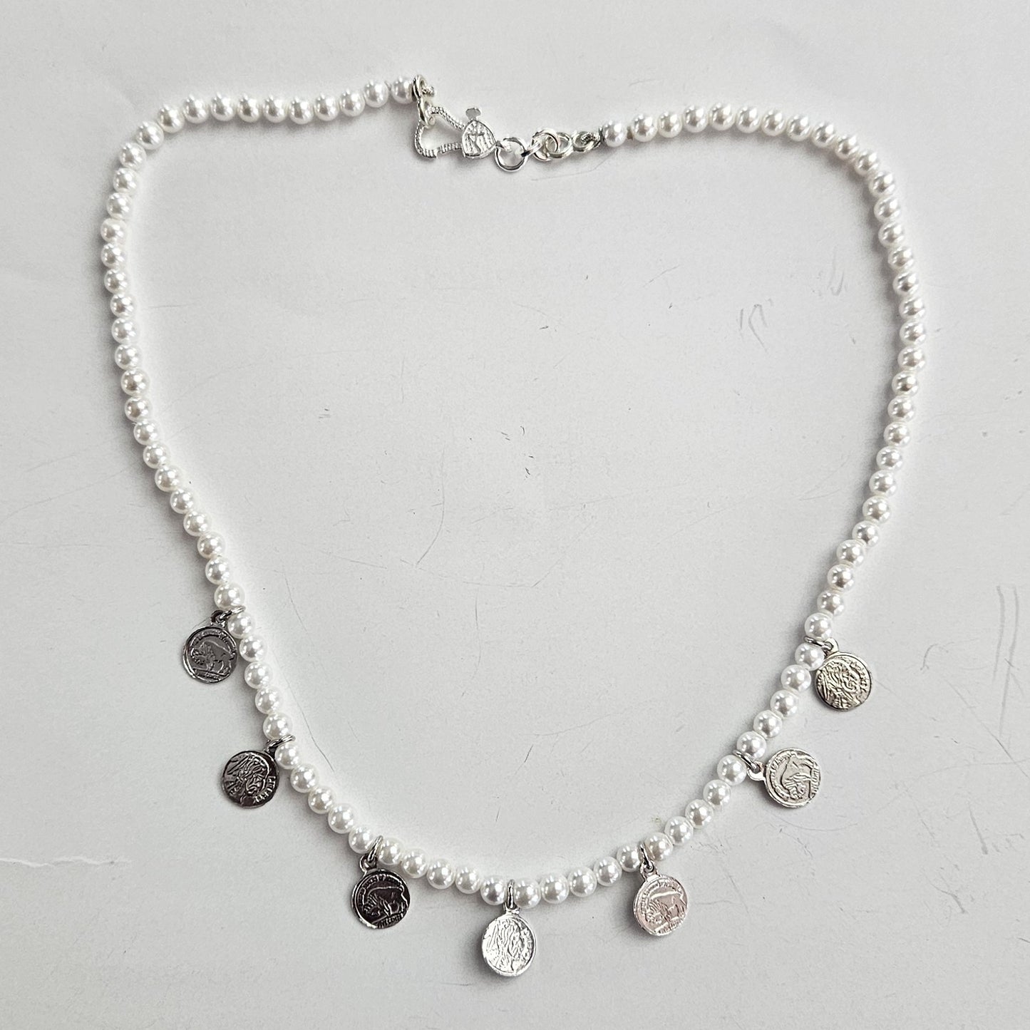 Collana Perle con Monetine in argento 925 - CO.PP.MO Amanthia Monete Bianche