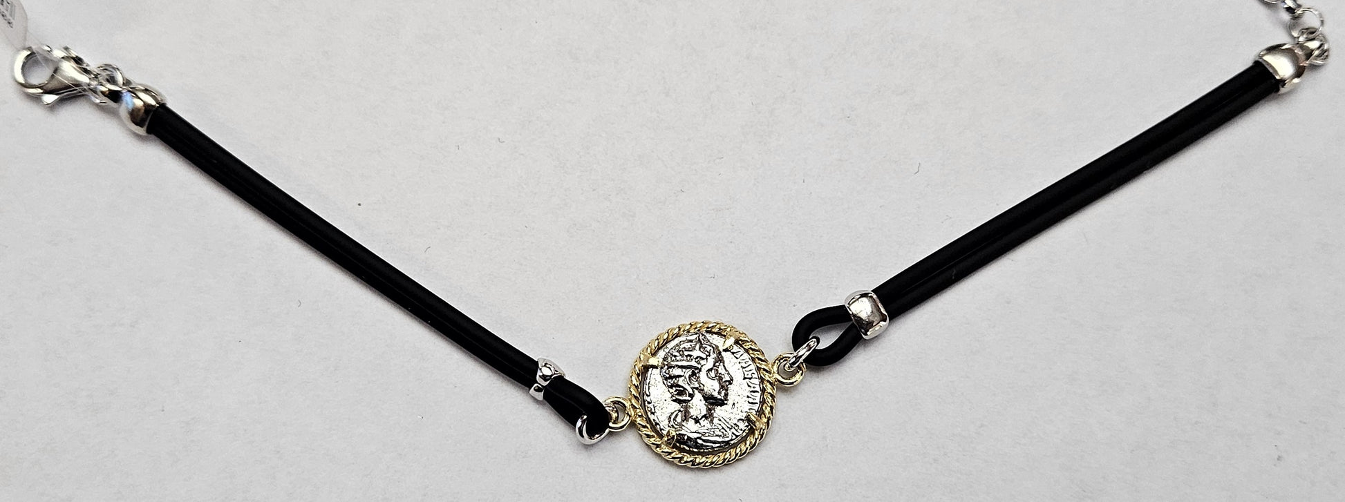 Bracciale A Tre Fili Di Piccole Perle Da Mm.2,60 E Chiusura In Oro Bianco E Bracciale A Tre Fili Di Piccole Perle Da Mm.2,60 E Chiusura In Oro Bianco E