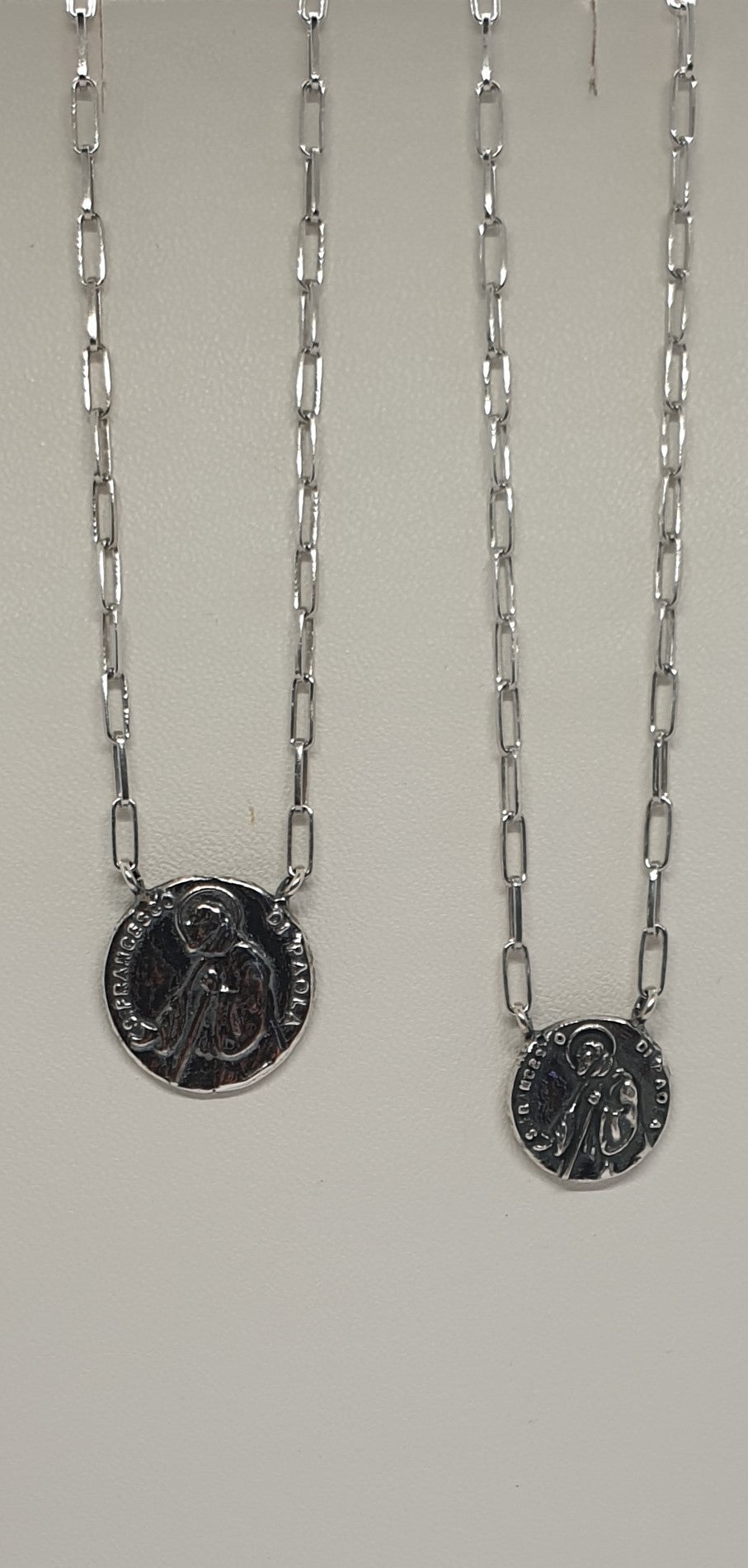 Collana con ciondolo di San Cristoforo in argento sterling, medaglione di protezione per i viaggiatori. Seleziona le opzioni per la catena da uomo e da donna. - Italia Collana con ciondolo di San Cristoforo in argento sterling, medaglione di protezione per i viaggiatori. Seleziona le opzioni per la catena da uomo e da donna. - Italia